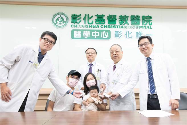 彰基儿医及叶克膜团队为男婴收涎祝福。（院方提供／孙英哲彰化传真）