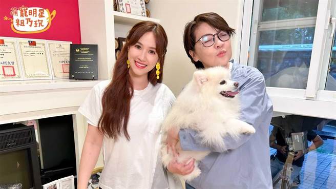 黄珊珊（右）带爱犬「小侠」上Sandy儒的节目。（TVBS提供）