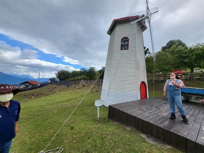 清境農場工作人員拆除或固定觀山牧區的大風車，加強防颱措施。（清境農場提供／楊靜茹南投傳真）