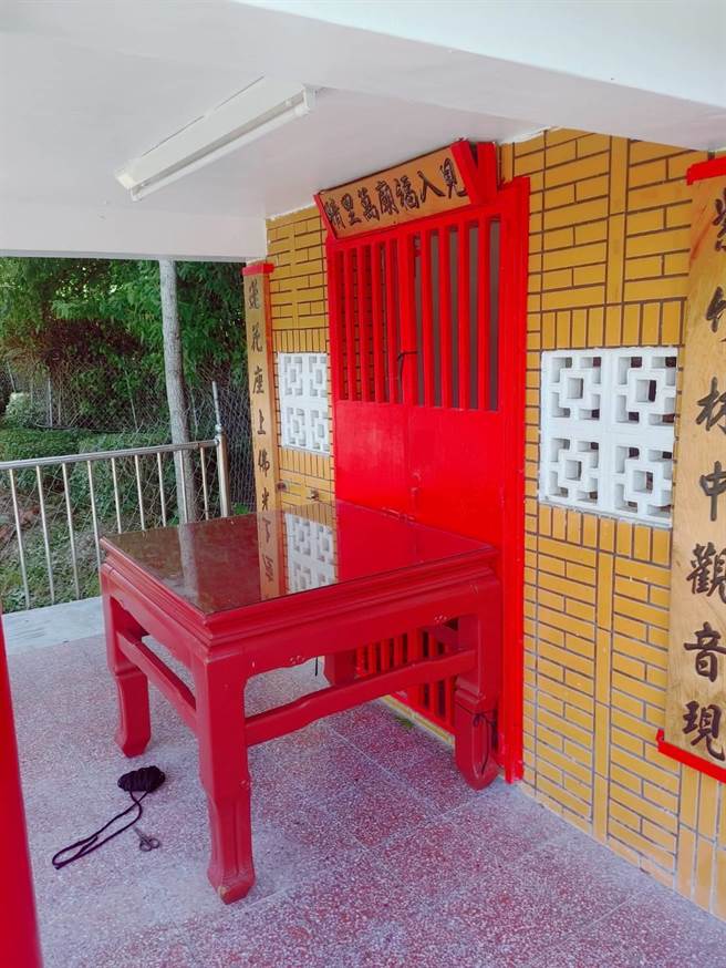 國民賓館後方茶園的見晴廟，26日已關上門窗，清境員工說：「連神明也要防颱喔！」（清境農場提供／楊靜茹南投傳真）