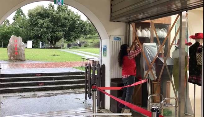 國民賓館、青青草原或觀山牧區賣場的玻璃門窗，全數貼上膠帶防強風，盼安然度過颱風外圍環流。（清境農場提供／楊靜茹南投傳真）