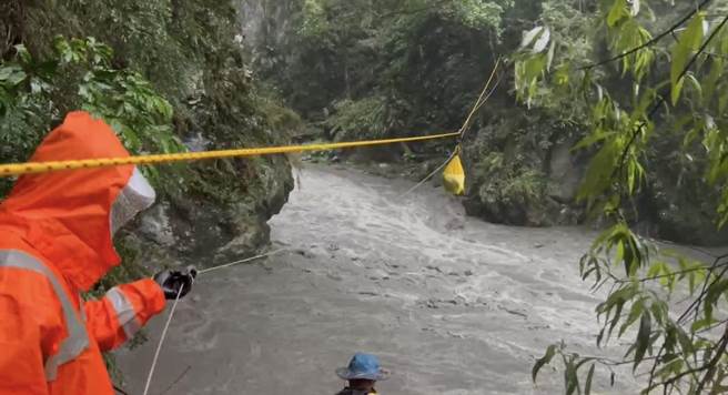 台东栗松温泉有2名登山客受困，救难人员抵达现场发现水势湍急。（救难人员提供）