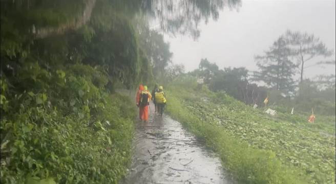 台东栗松温泉有2名登山客受困，救难人员抵达现场发现水势湍急。（救难人员提供）