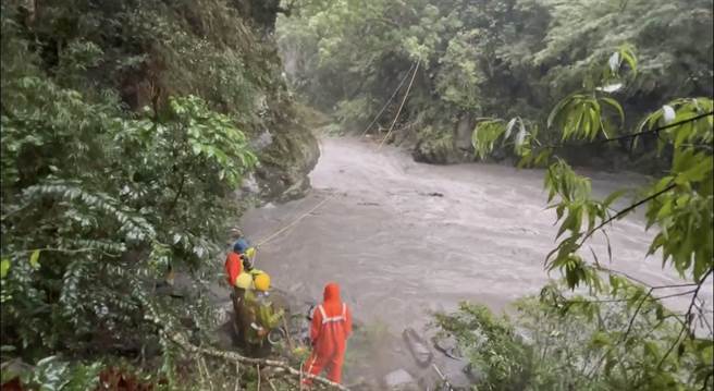 台东栗松温泉有2名登山客受困，救难人员抵达现场发现水势湍急。（救难人员提供）