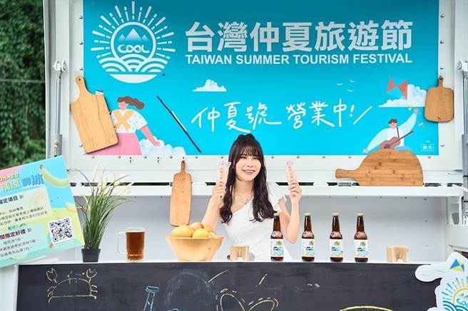 观光局「仲夏巡迴车」以及合作网红「岱妤」26日下午快闪南庄游客中心。（参山处提供／谢明俊苗栗传真）