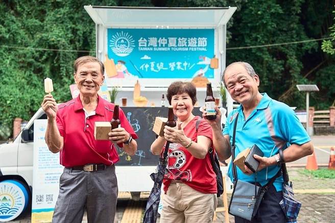 「参山呷凉节」活动在南庄游客中心送桂花冰给游客吃凉消暑。（参山处提供／谢明俊苗栗传真）