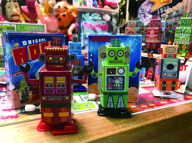 SOGO復兴馆即日起至8月8日推出「怀旧机器人手作活动」。（SOGO提供）