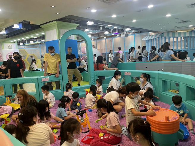 远百板桥中山店打造260坪追风奇幻岛室内乐园。（远百提供）