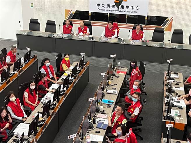 林右昌主持中央災害應變中心杜蘇芮颱風第6次工作會報。（王揚傑攝）