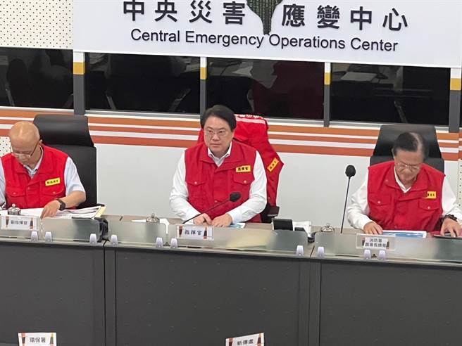 林右昌主持中央災害應變中心杜蘇芮颱風第6次工作會報。（王揚傑攝）
