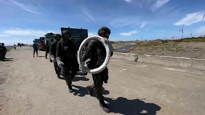 明早于彰滨工业区进行的汉光演习操演，最晚明早八时宣布是否正常进行。（本报资料照片）