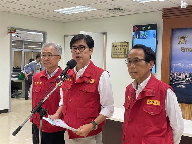 高雄市长陈其迈（中）宣布高雄市27日停班停课。（洪靖宜摄）