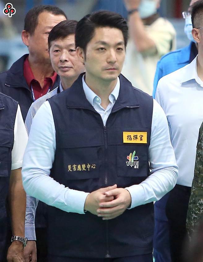 台北市政府表示，依據交通部中央氣象局最新天氣預報資料，臺北市明（27）日尚未列入杜蘇芮颱風陸上警戒區域，經基北北桃共識，於晚上8時宣布明（27）日照常上班及上課。