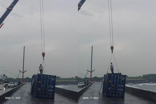 今日持续将货柜吊上岸。（翻摄照片／高雄洪靖宜传真）