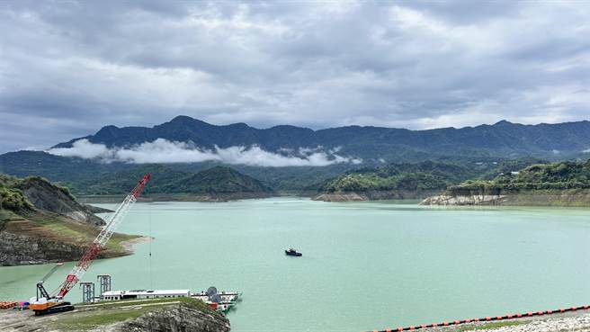 蓄水率仅17％的曾文水库，26日截至傍晚7点，集水区降雨量仅4.4毫米。（张毓翎摄）