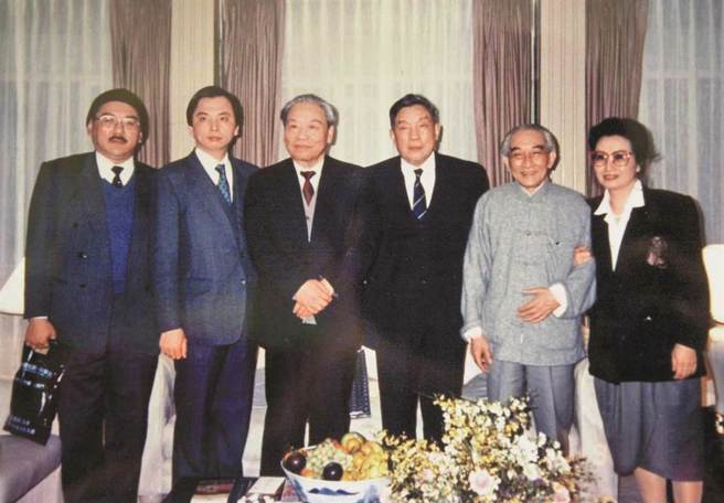 李登辉时期最有名的密使，事后也得到当事人的证实，当推苏志诚(左二)和郑淑敏(右一)。（图／本报檔案照）