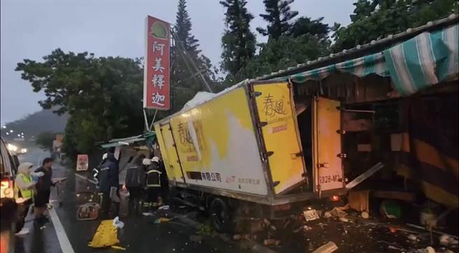 台东知本青海路今天傍晚发生小货车自撞路旁店家意外。（读者提供／蔡旻妤台东传真）