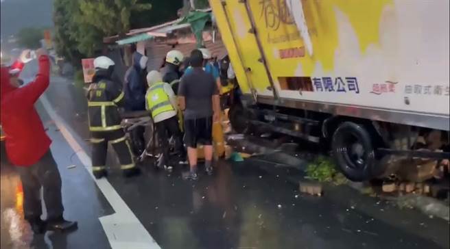 台东知本青海路今天傍晚发生小货车自撞路旁店家意外。（读者提供／蔡旻妤台东传真）