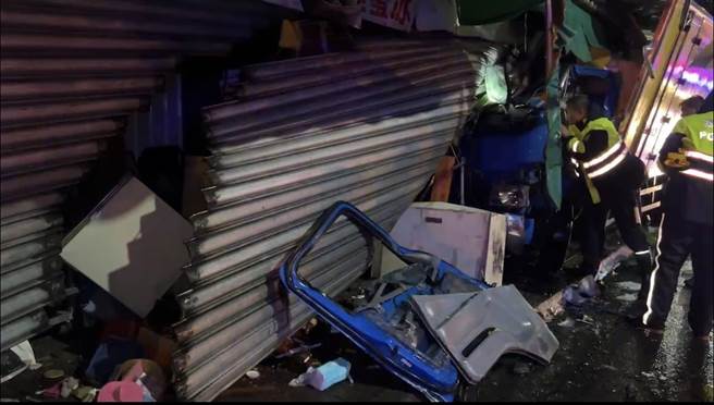 台东知本青海路今天傍晚发生小货车自撞路旁店家意外。（读者提供／蔡旻妤台东传真）