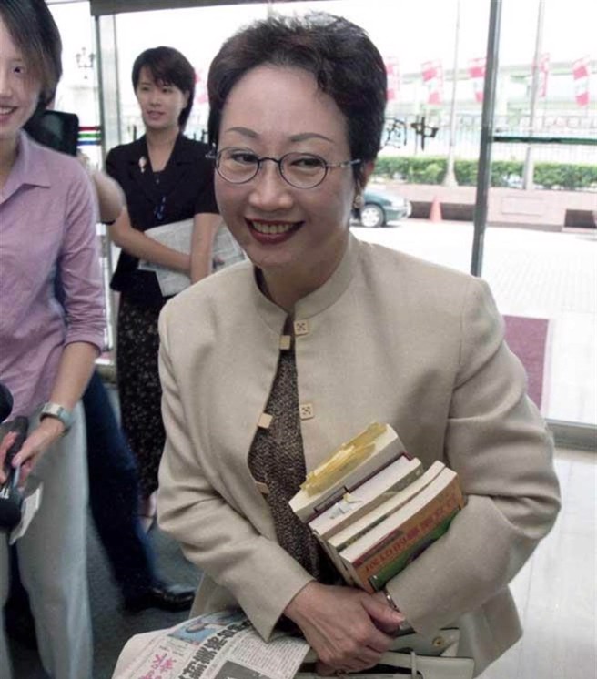 从电视公司董事长、两岸密使，一直到瑜伽老师，郑淑敏看待自己的戏剧化人生，却是云淡风清。（资料照／蔡宜谋摄）