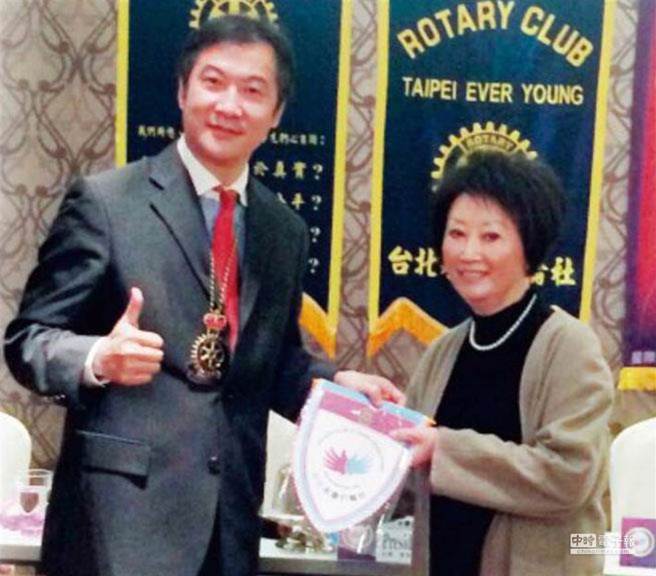 郑淑敏曾参加扶轮社的活动，即使年过60依然状态良好、神采奕奕。（周刊王提供）