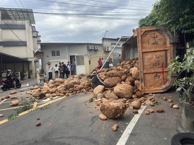 曳引车行经大甲区甲东路突然向后滑行，车上土石惊险倾泻相当恐怖。（民眾提供／陈淑娥台中传真）