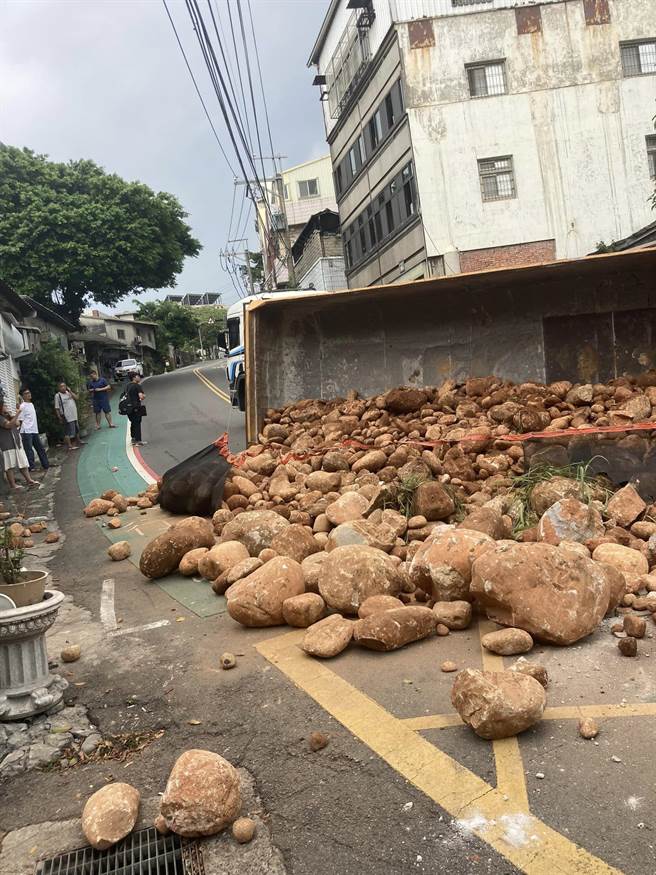 曳引车行经大甲区甲东路突然向后滑行，车上土石惊险倾泻相当恐怖。（民眾提供／陈淑娥台中传真）