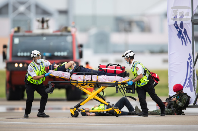 桃园机场消防大队救护人员共同参演。（军闻社提供）
