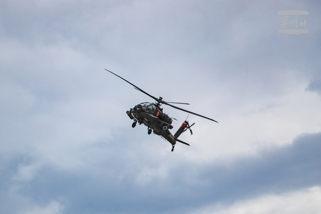 AH-64E阿帕契直升机对地面部队实施攻击。（军闻社提供）
