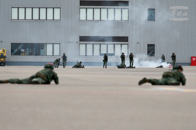 守备部队发起反击。（军闻社提供）
