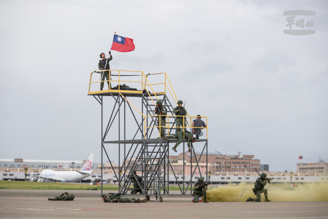 守备军夺回要点，并挥舞国旗象徵操演结束。（军闻社提供）
