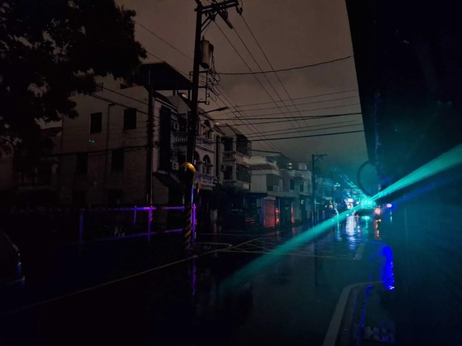 杜蘇芮雨彈伴隨雷電襲擊花蓮，吉安這兩區近1500戶停電。（圖／中天新聞）