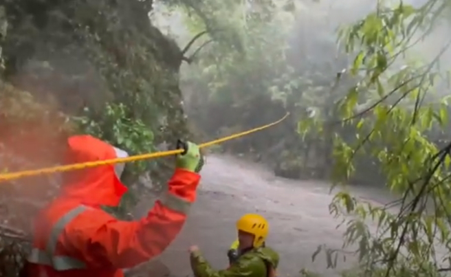 杜苏芮强袭酿灾情，溪流暴涨花莲1死，台东栗松温泉2人受困。（翻摄自影片）