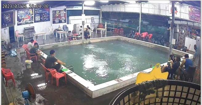 颱风杜苏芮降下豪雨导致台东1处钓虾场淹水，客人竟然边泡脚边钓虾，业者决定请大家喝饮料，并加码让客人钓过瘾。（郑姓业者提供／蔡旻妤台东传真）