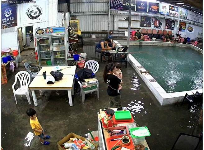 颱风杜苏芮降下豪雨导致台东1处钓虾场淹水，客人竟然边泡脚边钓虾，业者决定请大家喝饮料，并加码让客人钓过瘾。（郑姓业者提供／蔡旻妤台东传真）