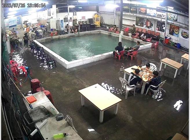颱风杜苏芮降下豪雨导致台东1处钓虾场淹水，客人竟然边泡脚边钓虾，业者决定请大家喝饮料，并加码让客人钓过瘾。（郑姓业者提供／蔡旻妤台东传真）