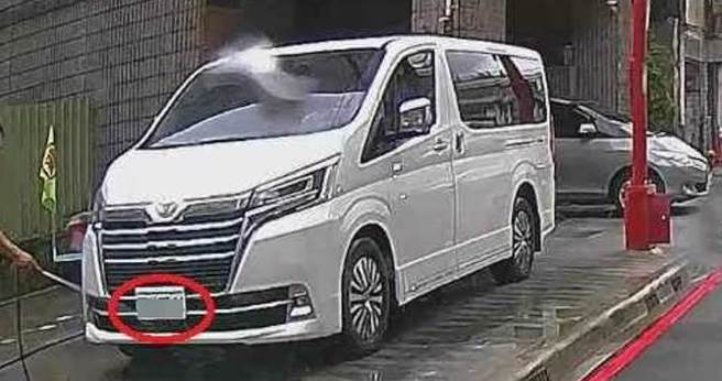 基隆市議員張之豪在臉書發文，指基隆市長謝國樑的座車大剌剌地公然違規停車。（翻攝自張之豪臉書粉專／張志康基隆傳真）