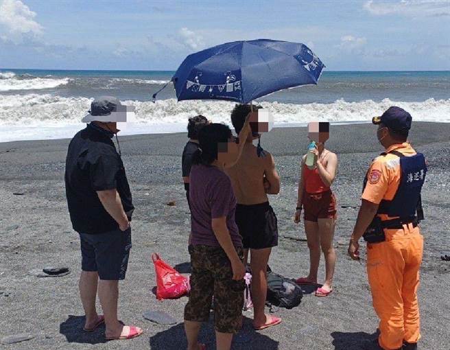 海巡署北部分署第一岸巡隊今（26日）針對內埤、豆腐岬、神秘沙灘等熱門水域遊憩區域，實施勸離及宣導民眾於颱風警報期間勿冒險至海邊從事各項活動。（第一岸巡隊提供／吳佩蓉宜蘭傳真）