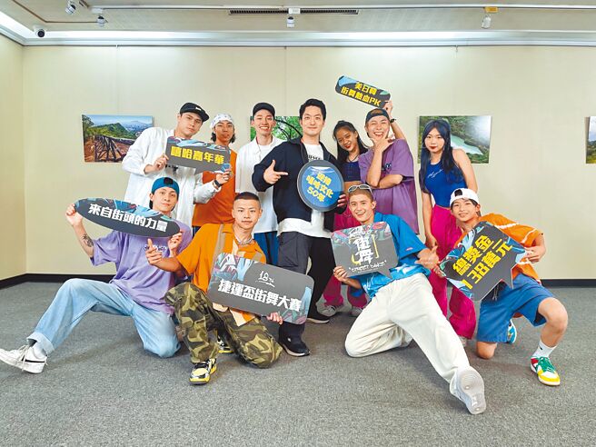 「B.T.O.D」团员们日前与台北市长蒋万安（中）拍摄捷运盃街舞大赛宣传短片。（宽宽整合行销提供）