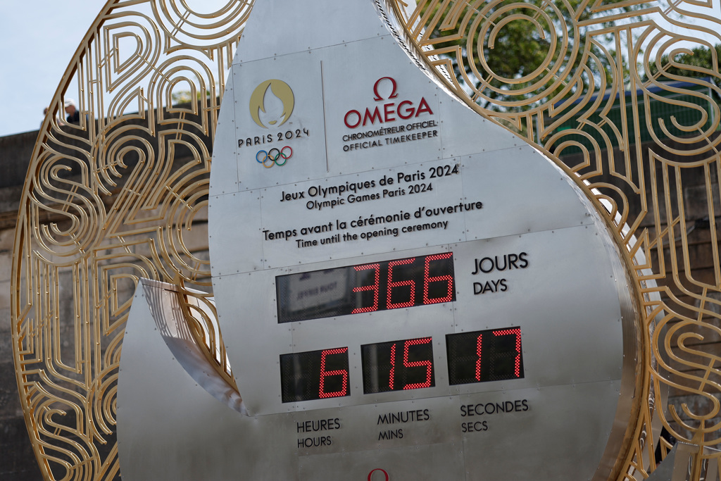 巴黎奥运倒数1年。图为艾菲尔铁塔旁的倒数计时器。（图／路透社）(photo:ChinaTimes)