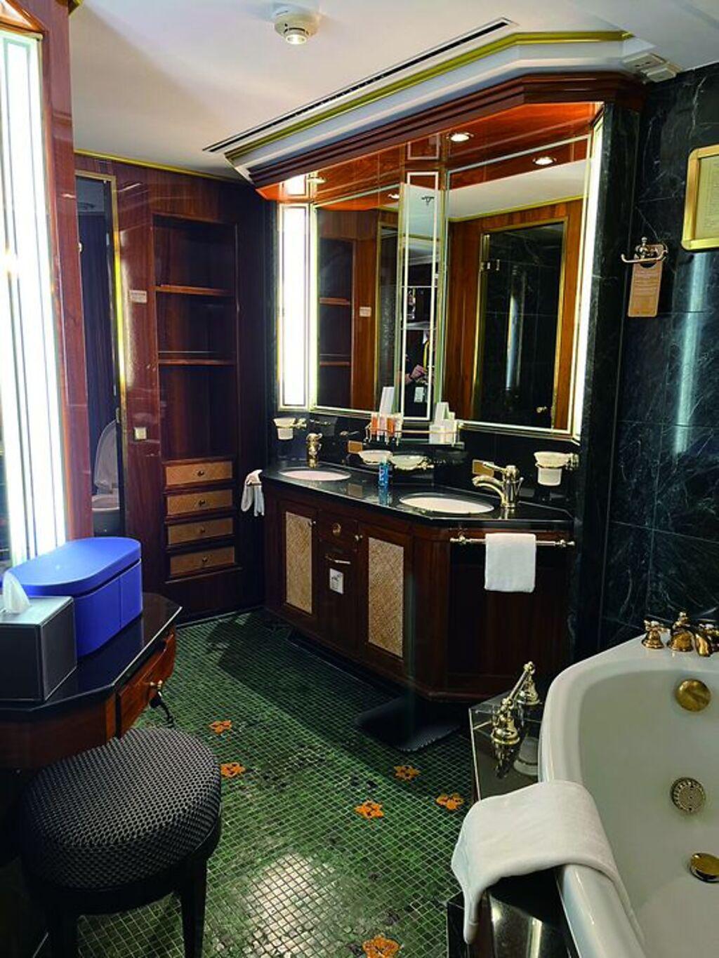 浴室更是充滿了奢華，以大理石和黃金裝飾，讓每次淋浴都彷彿置身頂級水療中心。　圖：名勝世界郵輪／提供
