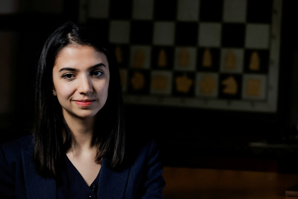 伊朗西洋棋女子选手哈德（Sara Khadem）参加国际比赛时未佩戴头巾，因担心回国遭报复而移居西班牙。（图／路透社）(photo:ChinaTimes)