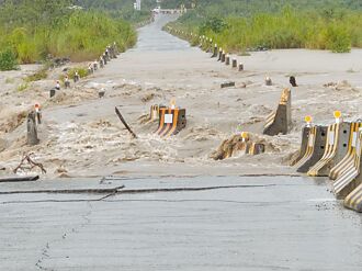 杜蘇芮災情 花蓮便橋遭淹沒 撤離近200人