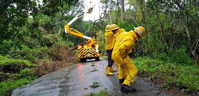 杜蘇芮颱風侵襲，台東陸續傳出停電災情，目前東河鄉、卑南鄉、延平鄉共有289戶停電，台電積極搶修。（台電提供／蔡旻妤台東傳真）