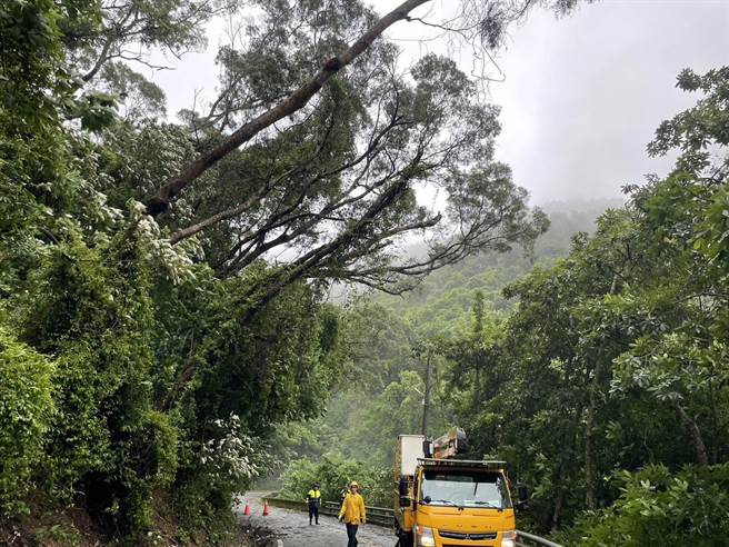 杜蘇芮颱風侵襲，台東陸續傳出停電災情，目前東河鄉、卑南鄉、延平鄉共有289戶停電，台電積極搶修。（台電提供／蔡旻妤台東傳真）