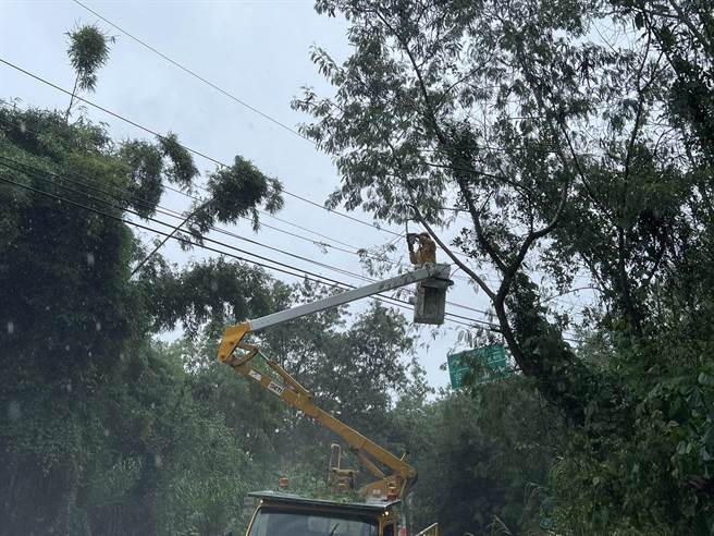 杜蘇芮颱風侵襲，台東陸續傳出停電災情，目前東河鄉、卑南鄉、延平鄉共有289戶停電，台電積極搶修。（台電提供／蔡旻妤台東傳真）