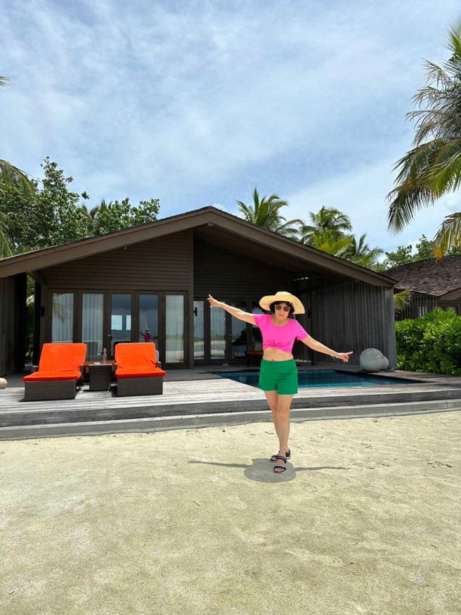 连静雯带着妈妈到马尔地夫旅游，妈妈特别用橡皮筋绑住衣服，说要跟她一样穿露肚装。（图／楠轩工作室）