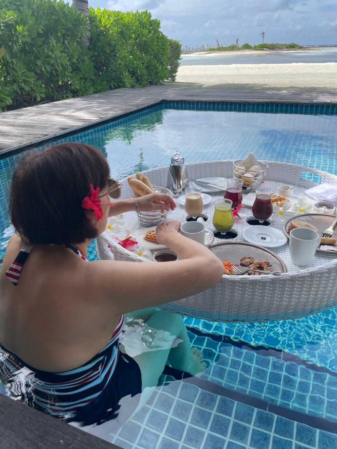 连静雯跟妈妈在房间泳池吃漂浮早餐。（图／楠轩工作室）