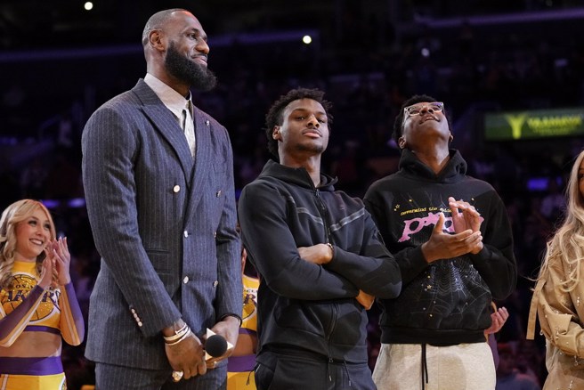 布朗尼(中)目前恢復情況相當不錯。(美聯社資料照)