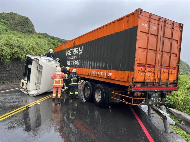 27日上午6时许，滨海公路蝙蝠洞路段发生联结车交通事故，导致南北双向交通受阻。（翻摄照片／张志康新北传真）